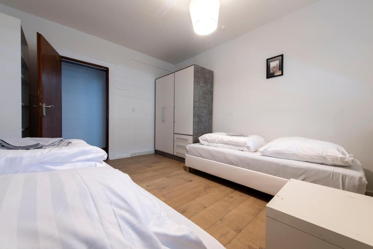 Workers Home- Central - 8 Single Box Spring Beds - Near Enschede Гронау Екстериор снимка